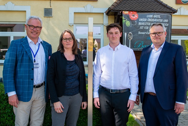 Headmaster Anton Hrovath, teacher Christine Riesenhuber, and stundent Leander Ross from the European School Munich with city councillor Sebastian Schall