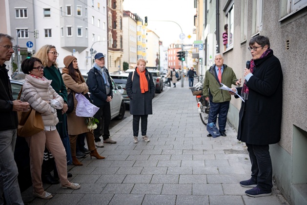 Dr. Eva Strauß verliest die Biografie von Franz Fellner