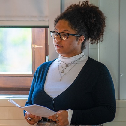 Schülerin des Wittelsbacher Gymnasiums liest eine Biografie vor