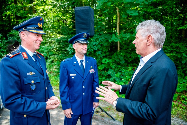 Oberbürgermeister Dieter Reiter im Gespräch mit Oberstleutnant Derek P. Gallagher, U.S. Air Force, und Brigadegeneral Michael Traut, Kommandeur der Luftwaffe