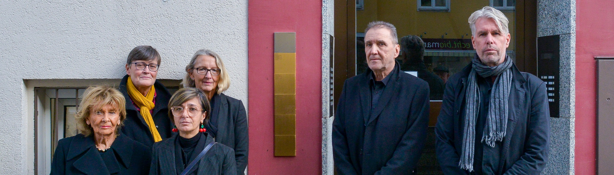 Vor den Erinnerungszeichen für Familie Levi
