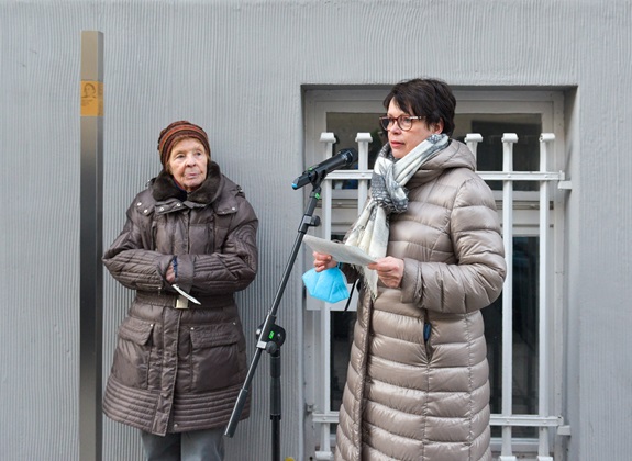 Edith Römer, a family member and the initiator of the Memorial Signs, and Barbara Hutzelmann, Public History Munich
