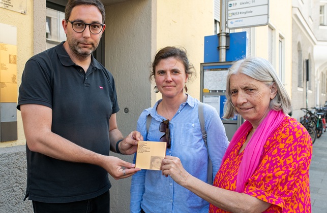 Stadtrat Stefan Jagel und Angehörige von Anna Riedner