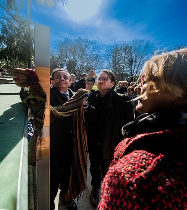 Übergabe der Erinnerungszeichen durch Erich Schneeberger, Vorsitzender des Verbands Deutscher Sinti und Roma, Landesverband Bayern e.V.