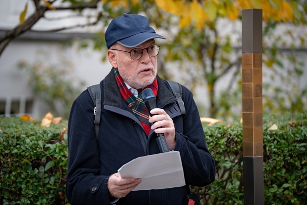 Klaus Peter Münch von der ErinnerungsWerkstatt München e. V. verliest die Biografien