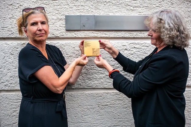 Stadträtin Julia Schönfeld-Knor und eine Angehörige von Hans Nimmerfall zeigen das Erinnerungszeichen