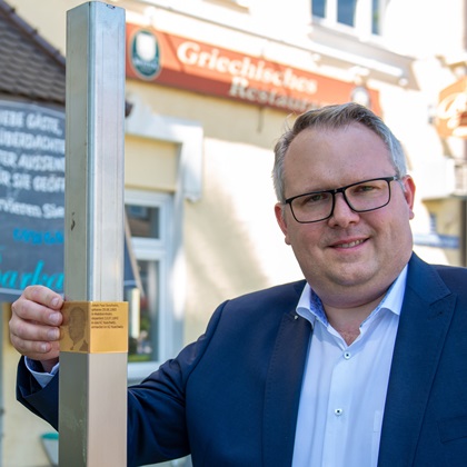 Councillor Sebastian Schall installs the Memorial Sign for Jakob Paul Sondhelm