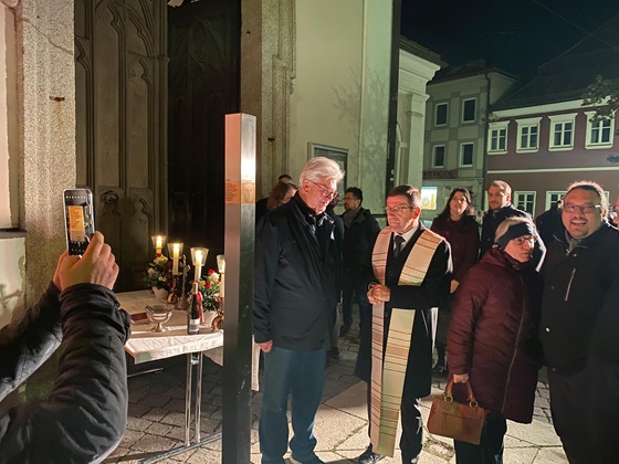 Erinnerungszeichen für Johann Baptist Huber vor der Stadtparrkirche St. Maria