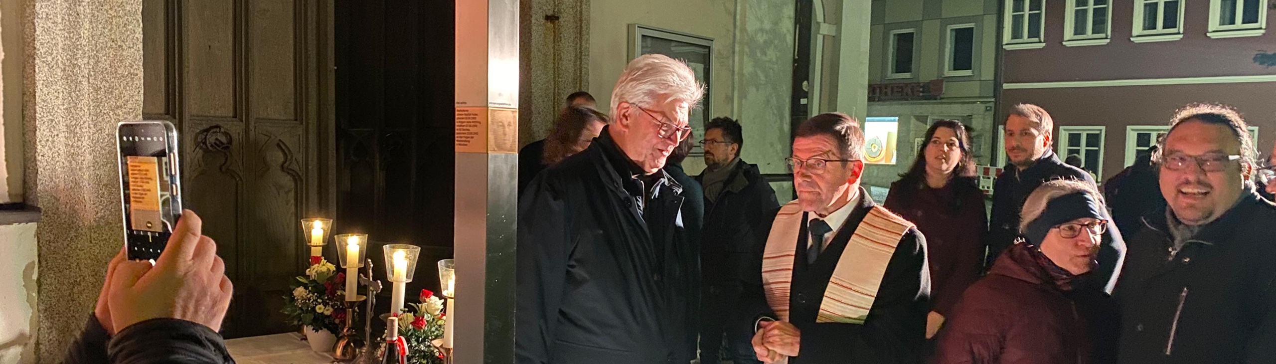 Erinnerungszeichen für Johann Baptist Huber vor der Stadtparrkirche St. Maria