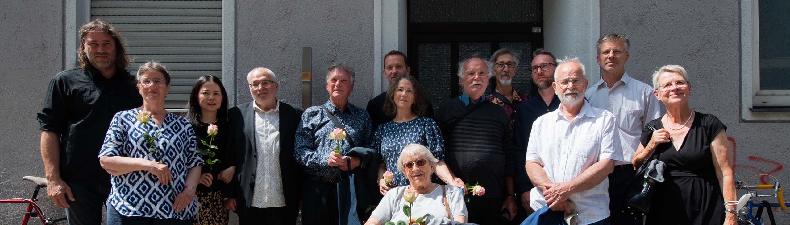 Gruppenfoto vor dem Erinnerungszeichen für Richard Burger