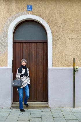 Birgit Martin-Weydert mit den Erinnerungszeichen für ihre Urgroßeltern