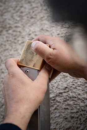 Das Erinnerungszeichen für Franz Fellner wird angebracht