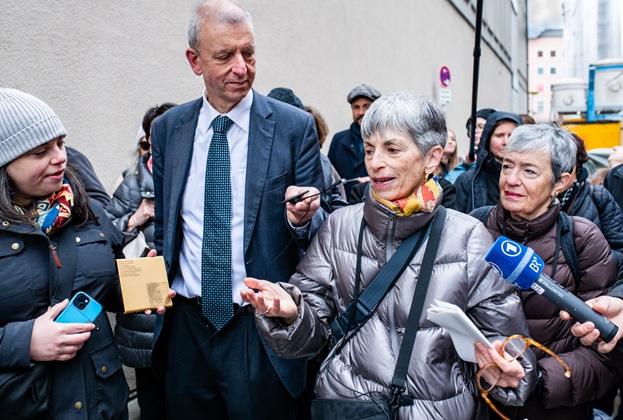 Naomi Karp, Ellen Kandell und weiteren Angehörige zeigen das Erinnerungszeichen für Hermine Bernheimer