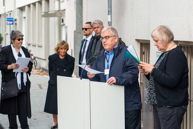 Ehrenamtliche der Erinnerungswerkstatt München e.V. lesen aus Briefen von Sofie Levi