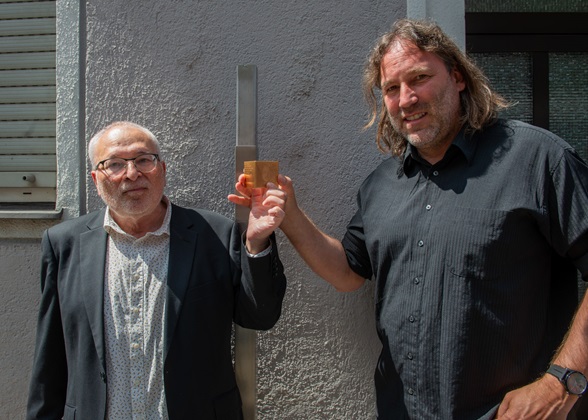 Enkel Jan Rybar und Stadtrat Roland Hefter zeigen das Erinnerungszeichen für Richard Burger
