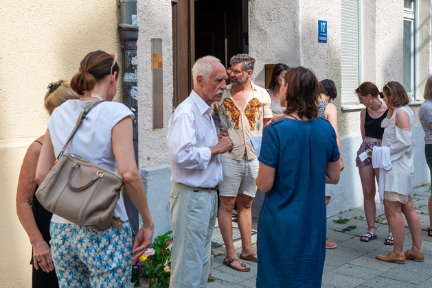 Dr Ruppert Rentz, initiator of the Memorial Sign, in conversation with guests