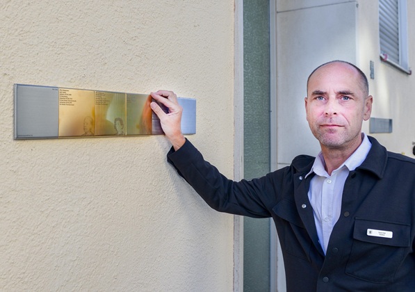 Stadtrat David Süß mit den Erinnerungszeichen