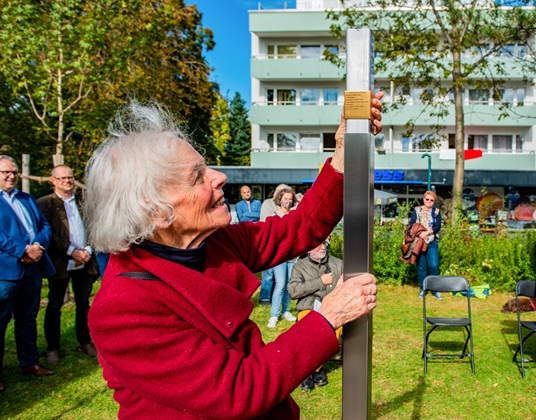 Angelika Landau bringt das Erinnerungszeichen für Elisabeth Baerlein an