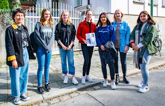 Schülerinnen einer Geschichts-AG präsentieren die Biographie von Ruth Levinger