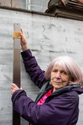 Merilyn Moos bringt das Erinnerungszeichen an