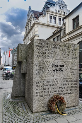 Gedenkstein für die 1938 von den Nationalsozialisten abgerissene Hauptsynagoge am Lenbachplatz, Ecke Herzog-Max-Straße
