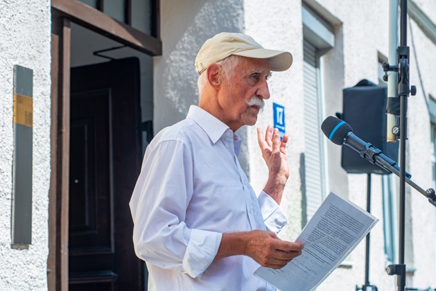 Dr Ruppert Rentz, initiator of the Memorial Sign, presents the biography