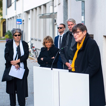 Dr. Eva Strauß Geschäftsführerin Stattreisen München e.V.  und Initiatorin der Erinnerungszeichen
