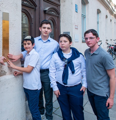 Angehörige mit dem Erinnerungszeichen für Klara Krippel