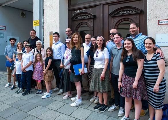 Gruppenfoto mit den Erinnerungszeichen
