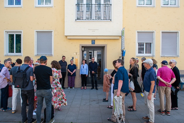 Anbringung des Erinnerungszeichens für Anna Riedner