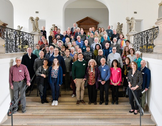 Gruppenbild nach der Gedenkveranstaltung für Hermine Bernheimer, Hermann Binswanger, Minna Hirschberg und Erna und Friedrich Marx