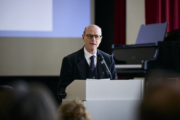 Dr. Johannes Nathan spricht für die Angehörigen