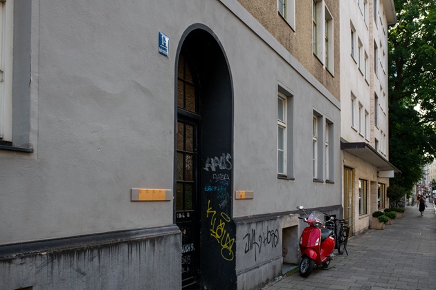 Erinnerungszeichen in der Buttermelcherstraße 14