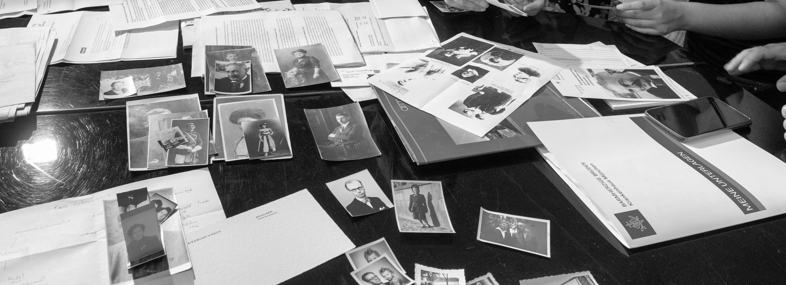 Historische Bilder und Dokumente auf einem Tisch