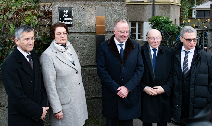 Gruppenfoto mit den Erinnerungszeichen für Hedwig und Hugo Railing
