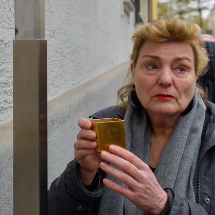 Angelika Krebs mit dem Erinnerungszeichen für ihren Großvater