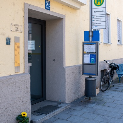 Erinnerungszeichen in der Herzogstraße 55