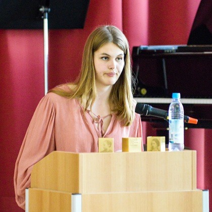 Elena Geimer, Schülerin am St.-Anna-Gymnasium