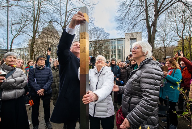 Anbringung des Erinnerungszeichens für Minna Hirschberg