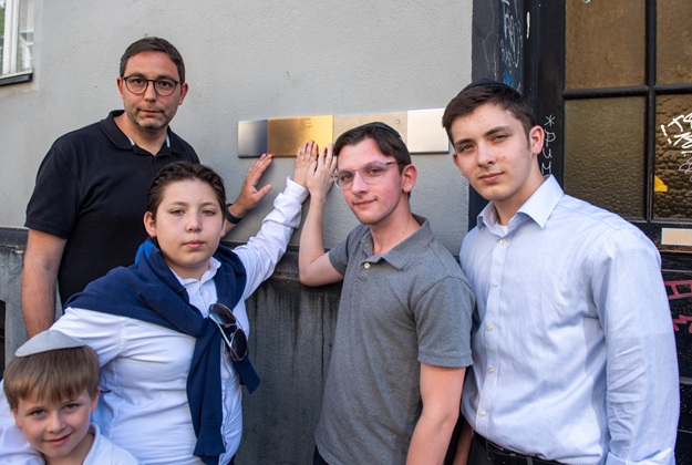 Angehörige mit Erinnerungszeichen für Judith und Eli Steinberg