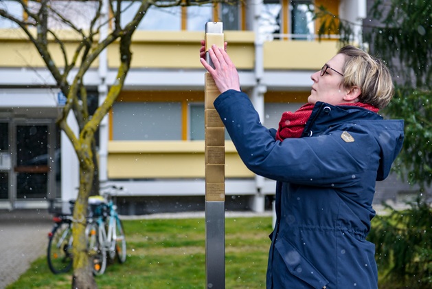 Sarah Grandke bringt eines der Erinnerungszeichen an