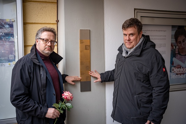Stadtrat Lars Mentrup und Patric Wolf vor dem Erinnerungszeichen