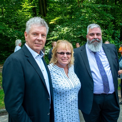 Oberbürgermeister Dieter Reiter und die Angehörigen Phyllis und James Patrick Greene