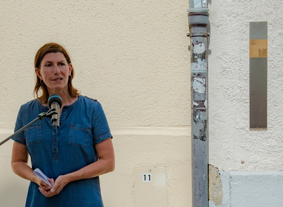 Edith Steiner speaks on behalf of the residents' association at Ickstattstraße 17.