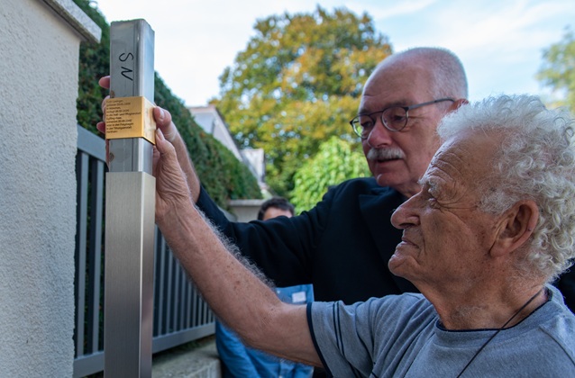 Gideon Levinger bringt das Erinnerungszeichen für Ruth Levinger an