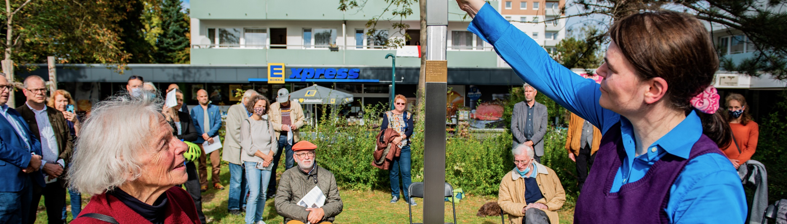 Das Erinerungszeichen für Elisabeth Baerlein wird angebracht