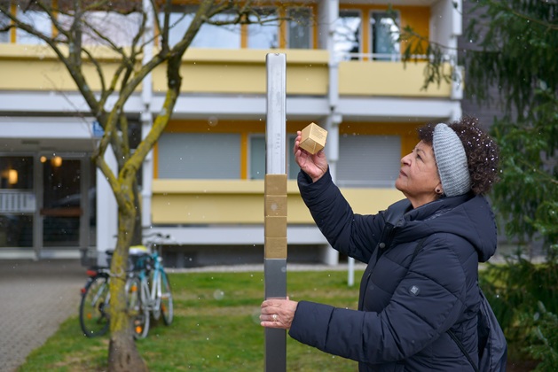 Carmen Dullinger-Oßwald bringt eines der Erinnerungszeichen an