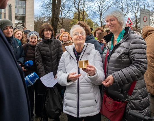 Anna Maria Abernathy zeigt das Erinnerungszeichen für Minna Hirschberg