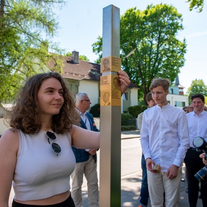 Students install the Memorial Signs