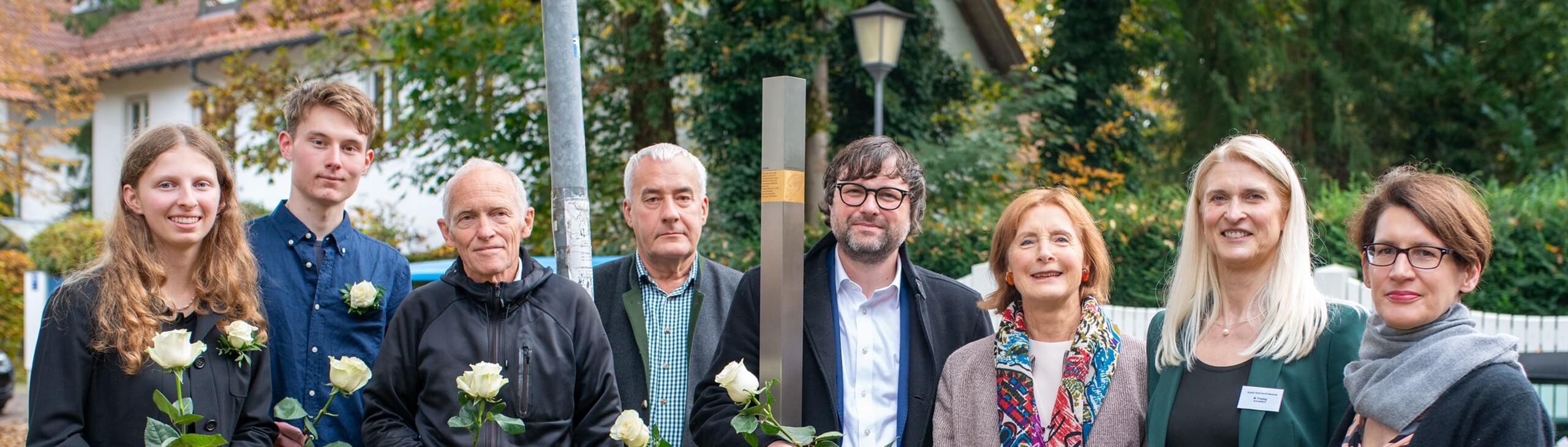 Gruppenbild mit dem Erinnerungszeichen für Alexander Schmorell